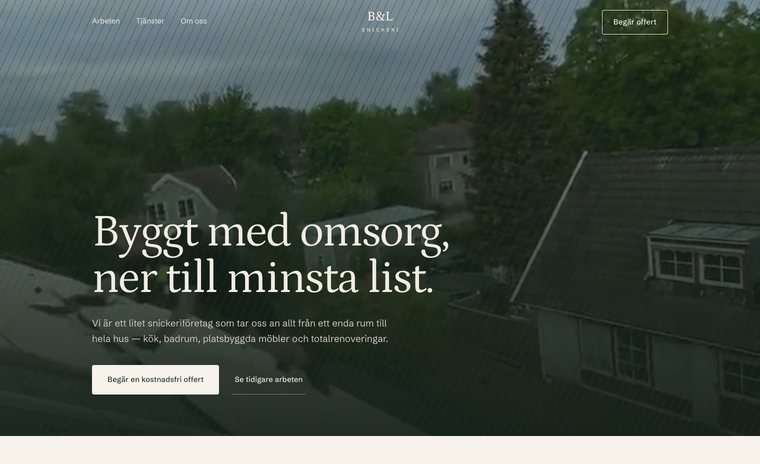 Startsidan för en snickerifirma med en bild på ett hus under renovering